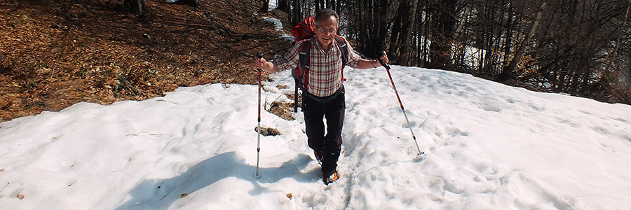 Qui si sale benne sulla neve battuta , anche se ggià molliccia