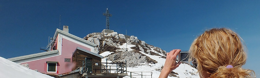 Rifugio Azzoni e Punta Cermenati con grande croce di vetta