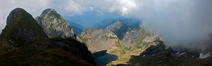 Dalla vetta del Pizzo Paradiso (2493 m.)verso il Lago Rotondo 