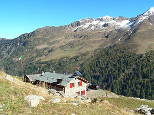 Il Rifugio Dordona, in Val Madre, a circa 2 Km. dal Passo omonimo, posto tra le baite dell'Alpe Dordona