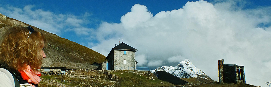 Al Rifugio Grassi (1987 m) con Pizzo Tre Signori