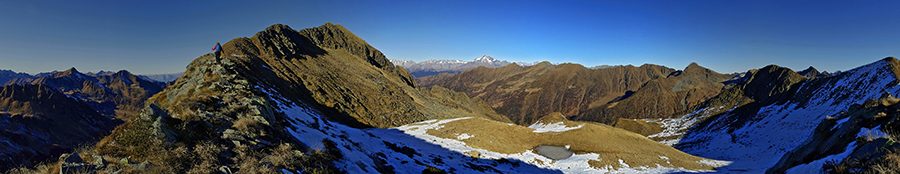 Salendo in cresta erbosa-rociosa al Pizzo Scala