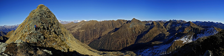 Salendo l'ultimo tratto della tormentata cresta erbosa-rocciosa del Pizzo Scala