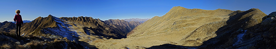 Dal Passo di Lemma salendo in cresta a Cima di Lemma con vista in Pizzo Scala