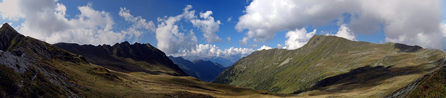 Sul sent. G.V.O. bellissima conca pascoliva tra Pizzo del Vallone-Cima di Lemma occ. e Passo-Cima di Lemma