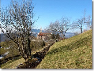 Vista sulla Chiesa di S. Antonio A. dal sentiero per i Foppi