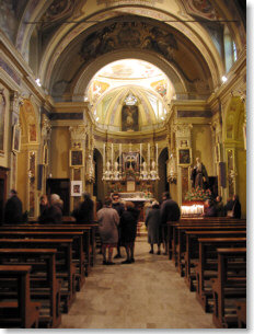 L'interno della Chiesa di S. Antonio Abbandonato il giorno della festa patronale, 17 gennaio 2003