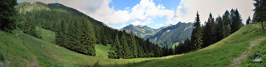 La bella verde radura prativa alla Baita 'Le Rai' (1530 m)