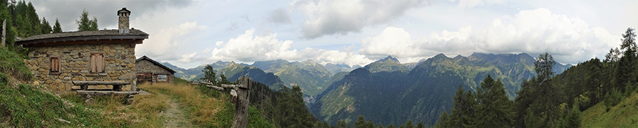 Vista panoramica dalla Baita Pradelli (1748 m) verso le Orobie dell'alta Val Brembana