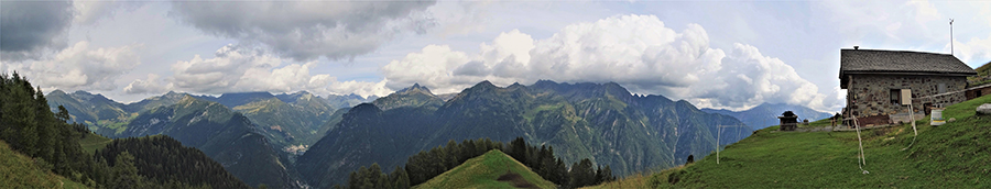 Vista panoramica dalla Baita Quedro (1800 m) verso le Orobie dell'alta Val Brembana
