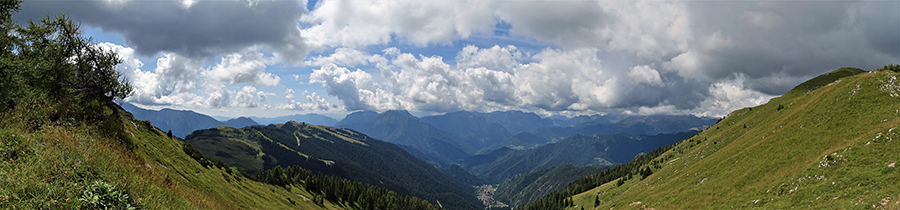 Vista panoramica dal Passo di Monte Colle verso Piazzatorre e la Val Brembana