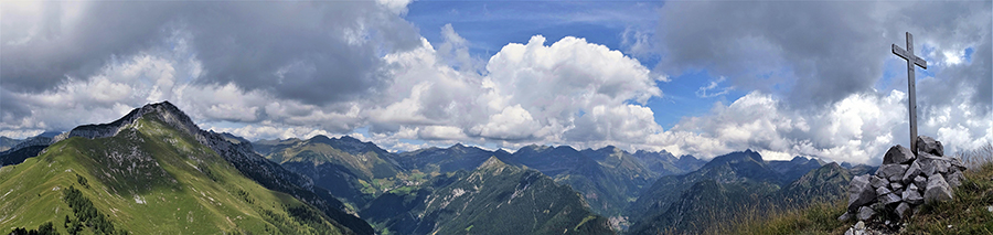 Vista panoramica dal Pizzo Badile (2044 m) verso le Orobie dell'alta Val Brembana