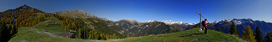 Sul Monte Colle (1750 m) la Casera e il Pizzo Badile con i larici colorati d'autunno