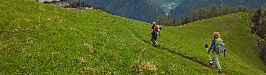 Verso la Baita Cacciatori con vista sulla vallata di Carona