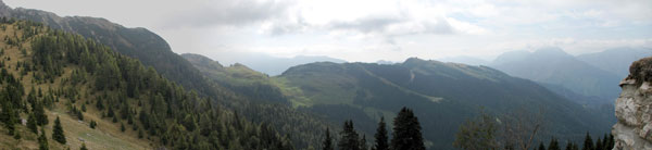 Panoramica dalla Baita del Monte Secco (mt. 1837) verso le Torcole - foto Piero Gritti 20 sett.07