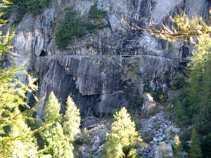 Passaggio scavato su fascia rocciosa veticale con ponticelli e gallerie - foto Piero Gritti 3 sett 07