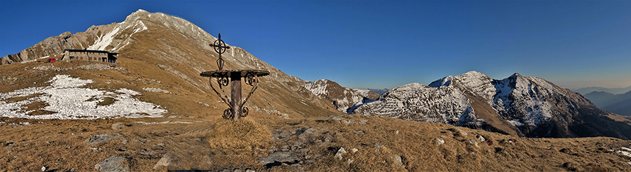 Vista panoramica dalla croce dell'altare circolare del Rif. Capanna 2000