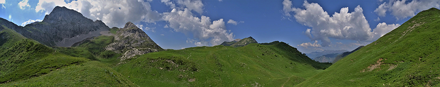 Sul sent. 129 per il Lago Branchino usc en do nei verdi pratoni fioriti con vista sulla Corna Piana