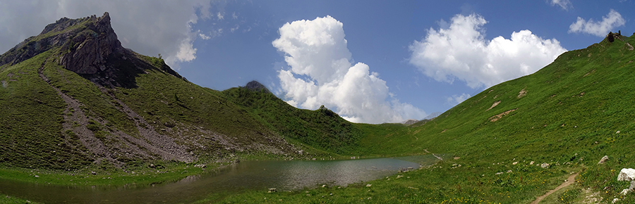 Lago Branchino (1784 m) con i verdi pratoni intensamente fioriti