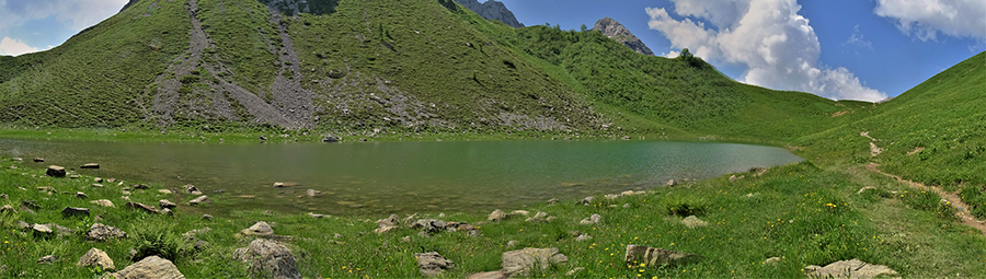 Lago Branchino (1784 m) con i verdi pratoni intensamente fioriti