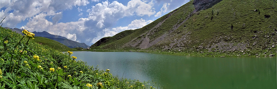 Lago Branchino (1784 m) con i verdi pratoni intensamente fioriti