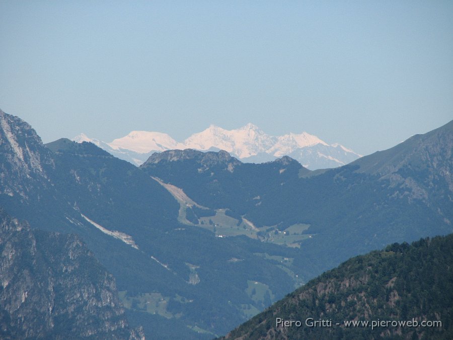 IMG_1210.JPG - Giornata limpida con ottima visibilità...qui verso i Piani di Bobbio e...le Alpi