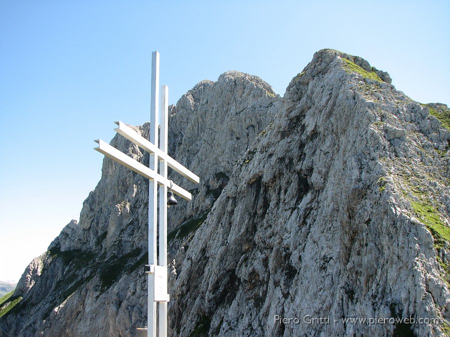 IMG_1271.JPG - Croce sulla cimetta alla Bocchetta di Corna Piana