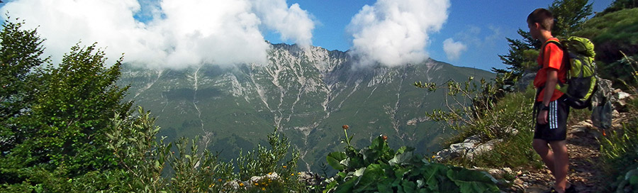 Salendo dall'Alpe Arera a Capanna 2000 con vista in Menna