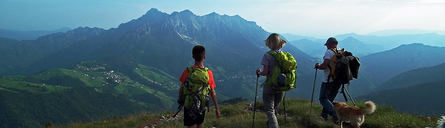 Scendendo da Capanna 2000 con vista in Alben e sulla conca doi Oltre il Colle