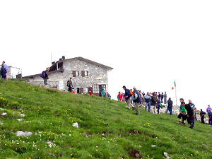 Numerosi escursionisti al Rifugio Capanna 2000 per percorrere il Sentiero dei Fiori