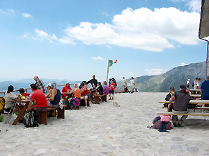 Dal terrazzo ampia e splendida vista sui monti