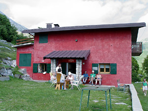 Cortiletto ed ingresso al Rifugio privato Ca’ d’Arera  frequentato dai soci della S.A.B.A