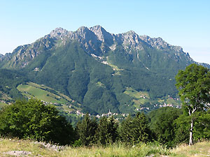 La bella vista dell’Alben (mt.2020) con, alle pendici , Zambla Alta e Bassa di Oltre il Colle 