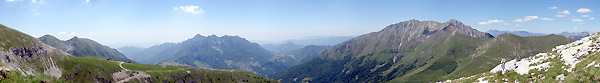 Nella panoramica...il versante orientale del Menna visto dal Sentiero dei fiori (Passo di Gabbia)