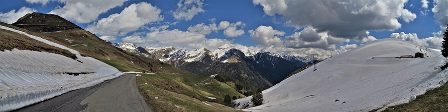 Salgo su strada per la Casera Alpe Aga