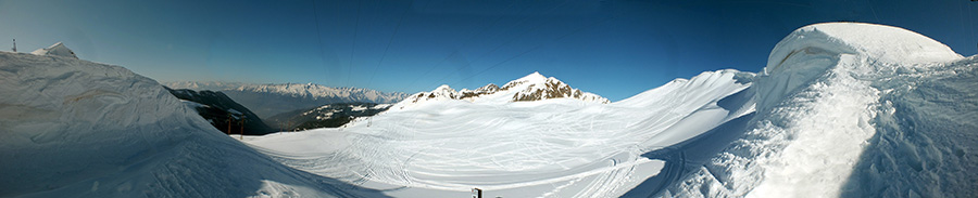 Passo San Marco (1992 m) stracolmo di neve con vista verso la Valtellina e le Alpi