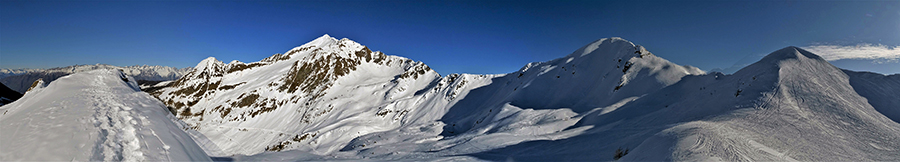 Vista panoramica verso (da dx) Cima Villa (2050 m ) - Pizzo delle segade (2168 m) - Fioraro (2431 m) 