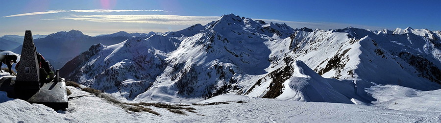 Vista panoramica da Cima Villa (2050 m ) verso la costiera Mincucco-Ponteranica-Verrobbio