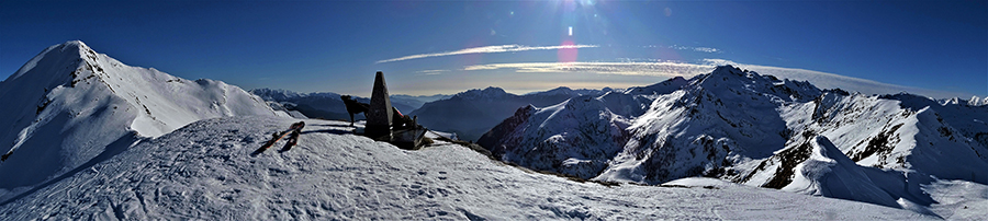 Vista panoramica da Cima Villa (2050 m ) verso sx sul Puizzo delle segade e verso dx verso la costiera Mincucco-Ponteranica-Verrobbio