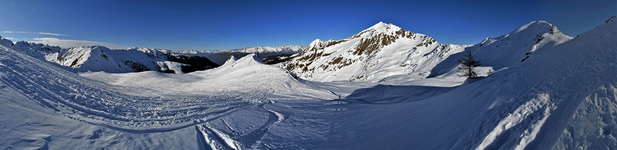 Vista panoramica da Cima Villa (2050 m ) verso la conca innevata del Passo San Marco-versante valtellinese