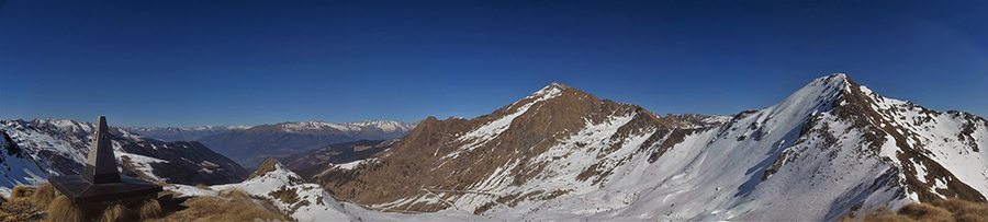 Da Cima Villa (2050 m) vista a nord sulla Valle di Albaredo e verso Valtellina e Alpi Retiche