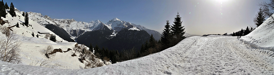 Sulla panoramica innevata strada per Ca' San Marco