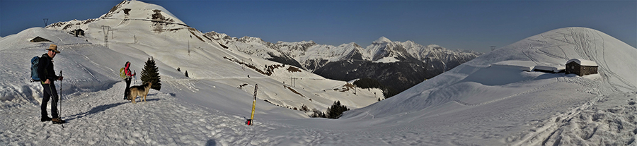 Vista panoramica verso la Casera d'Alpe Aga e il Montu a dx, verso il Pizzo delle Segade a sx