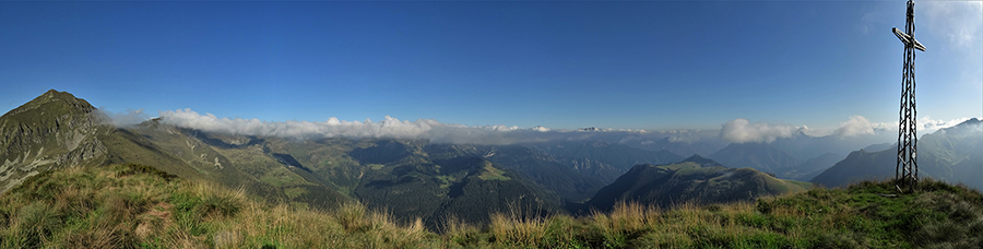 Dal Pizzo delle segade vista panoramica verso il Fioraro a sx e le Alpi Orobie di Valle Brembana