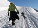 Kant si diverte un mondo con gli schizzi di neve sparati dagli scarponi di Noemi