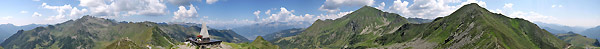 Panoramica da cima Villa sopra Passo S. Marco con vista su un tratto del Sentiero 101 delle Orobie