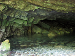 L'acqua sgorga abbondante da qwesta caverna