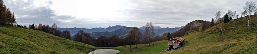 Pianoro dell'Alpe Foldone con la Baita-Casera e vista verso Valli Brembilla e Imagna