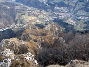 Scoscesi dirupi dalla croce del Sornadello-Pizzo Grande