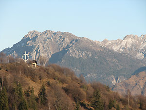 Dalle falde del Foldone...il Ronco-Molinasco (mt.1179) con le carattristiche 3 croci e l'Alben